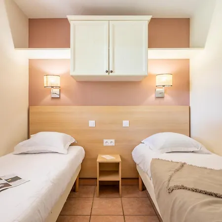 Pierre & Le Hameau De La Pinede Apart Otel Hyères