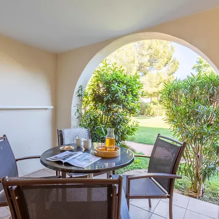 Pierre & Le Hameau De La Pinede 3*