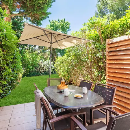 Pierre & Le Hameau De La Pinede 3*