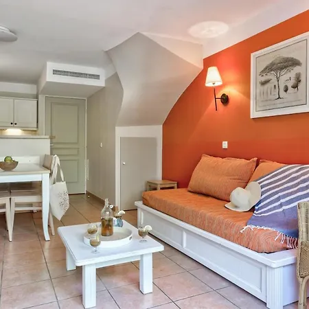 Pierre & Le Hameau De La Pinede Apart Otel