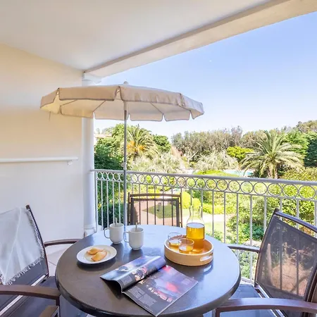 Pierre & Le Hameau De La Pinede Aparthotel Hyeres