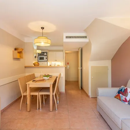 Pierre & Le Hameau De La Pinede