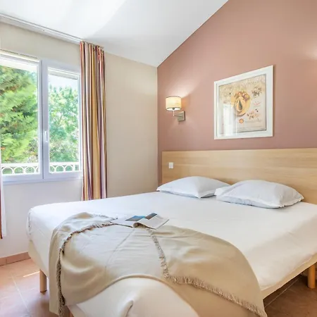 Pierre & Le Hameau De La Pinede Aparthotel 3*