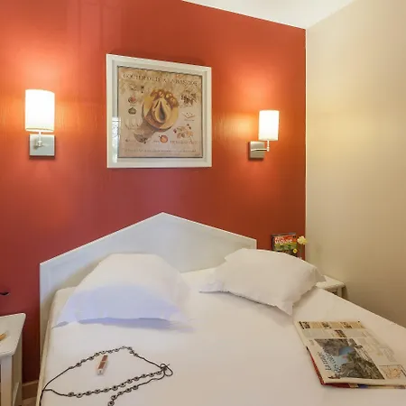 Pierre & Le Hameau De La Pinede