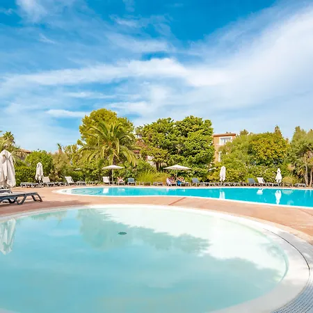 Pierre & Le Hameau De La Pinede Aparthotel Hyeres