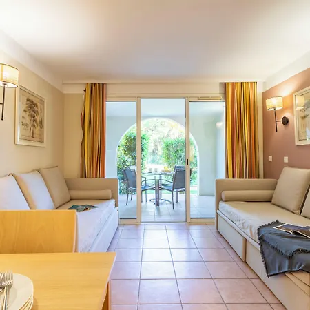 Pierre & Le Hameau De La Pinede 3*