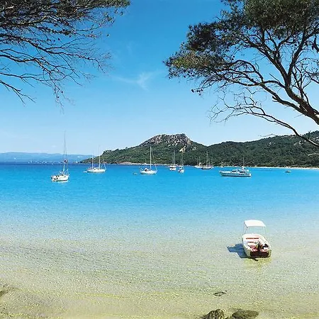 아파트호텔 Pierre & Le Hameau De La Pinede 3*