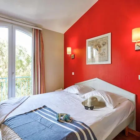 Pierre & Le Hameau De La Pinede 3*