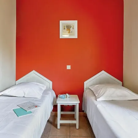 Pierre & Le Hameau De La Pinede