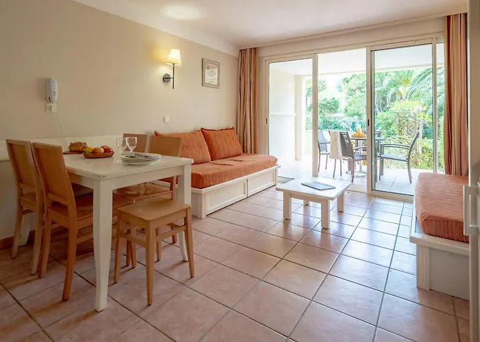 Pierre & Le Hameau De La Pinede