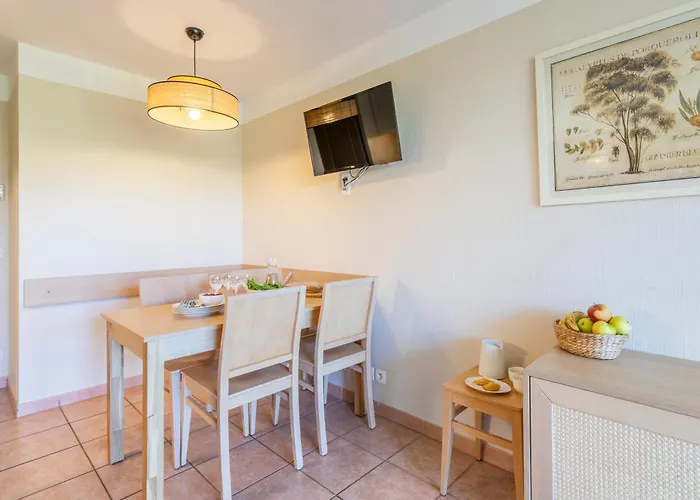 Pierre & Le Hameau De La Pinede