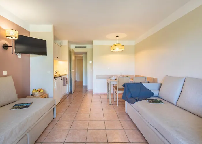 Pierre & Le Hameau De La Pinede 3*