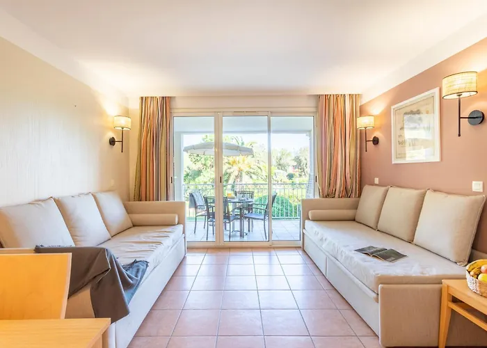 Pierre & Le Hameau De La Pinede 3* הייר