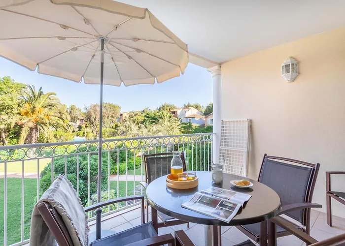 Pierre & Le Hameau De La Pinede Apart Otel 3*