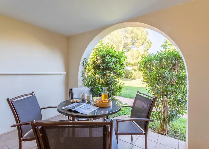 Pierre & Le Hameau De La Pinede 3*