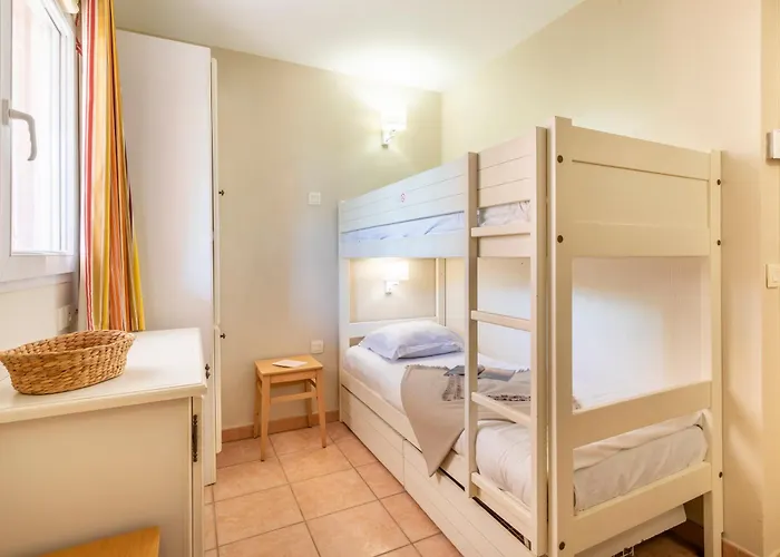 Pierre & Le Hameau De La Pinede 3* הייר