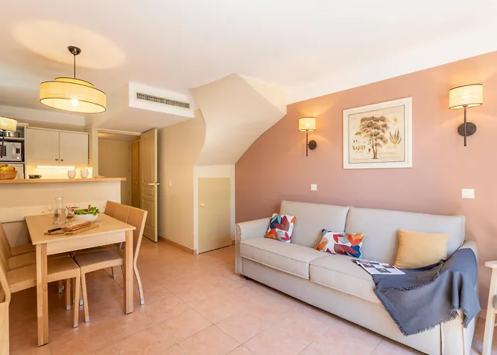 Pierre & Le Hameau De La Pinede 3* Hyères