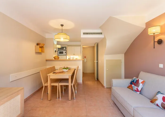 Pierre & Le Hameau De La Pinede