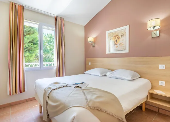 Pierre & Le Hameau De La Pinede מלון דירות 3*