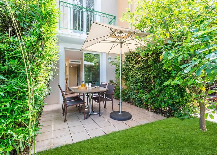 Pierre & Le Hameau De La Pinede Apart Otel Hyères