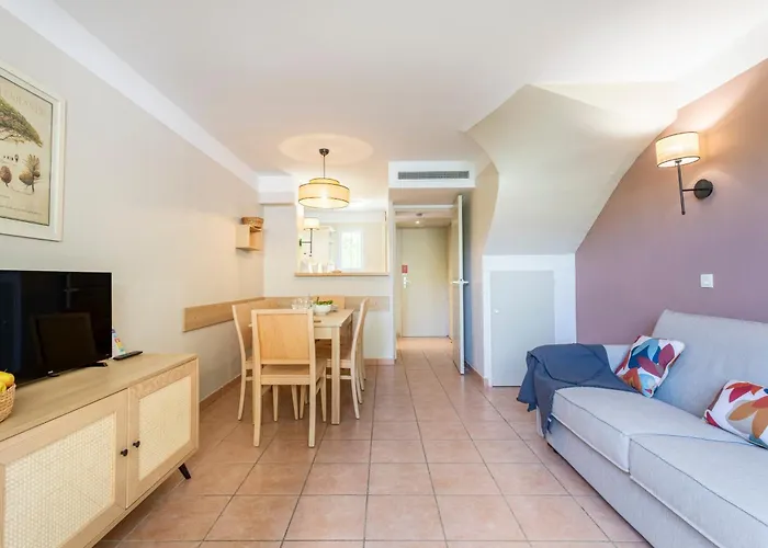 Pierre & Le Hameau De La Pinede Hyères