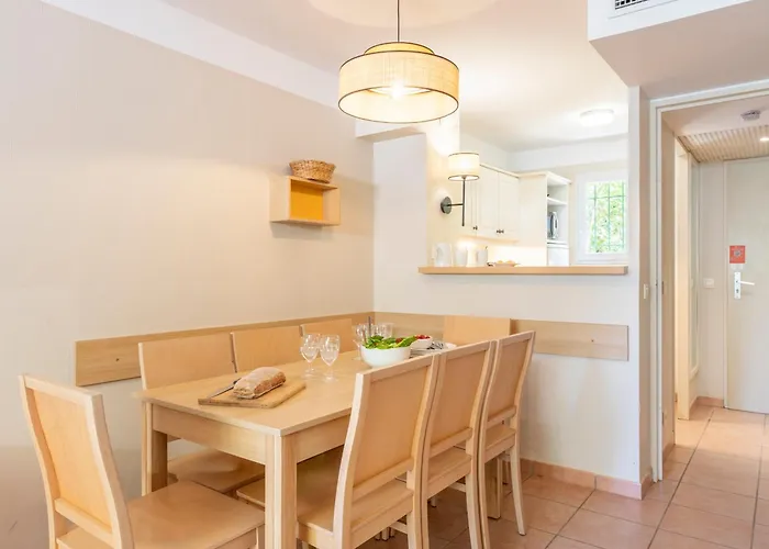 Pierre & Le Hameau De La Pinede