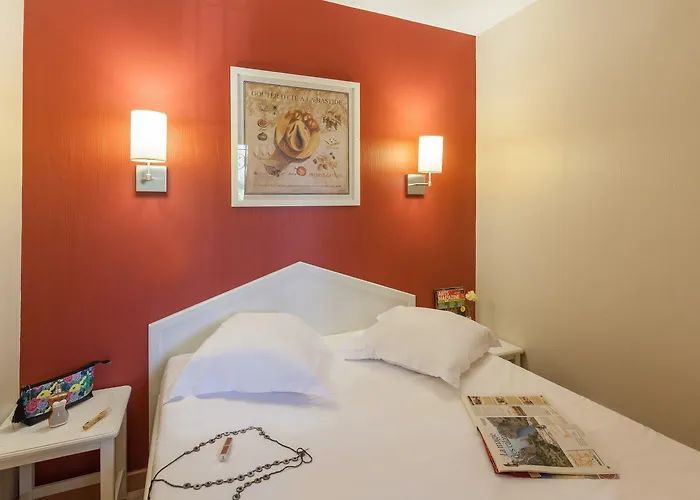 Pierre & Le Hameau De La Pinede