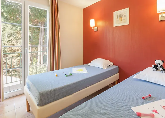 מלון דירות Pierre & Le Hameau De La Pinede 3*