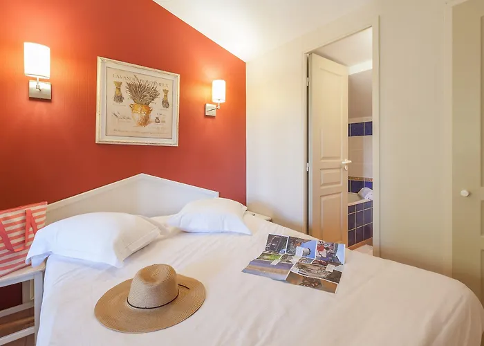 Pierre & Le Hameau De La Pinede