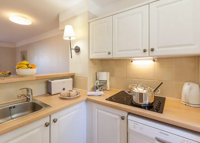 Pierre & Le Hameau De La Pinede 3*