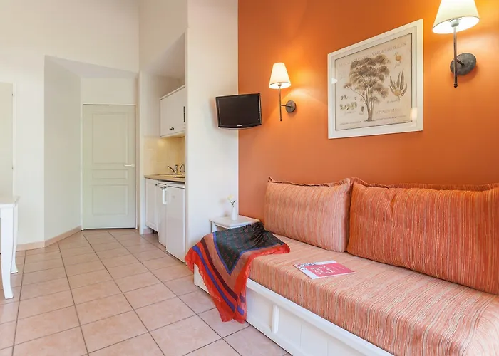 Pierre & Le Hameau De La Pinede Apart Otel