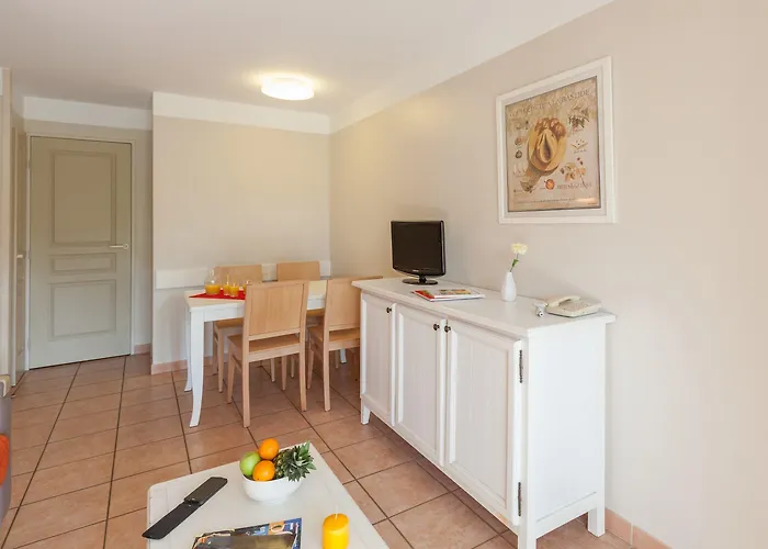 Pierre & Le Hameau De La Pinede