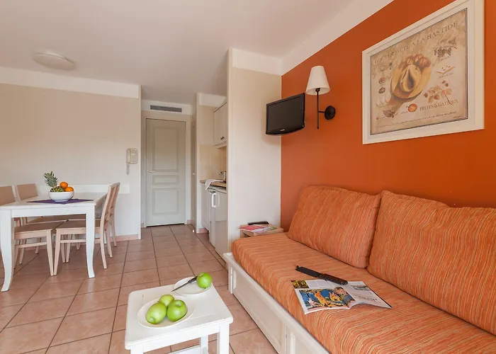 Pierre & Le Hameau De La Pinede Apart Otel