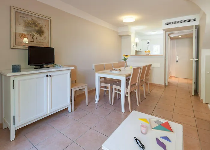 Pierre & Le Hameau De La Pinede 3*