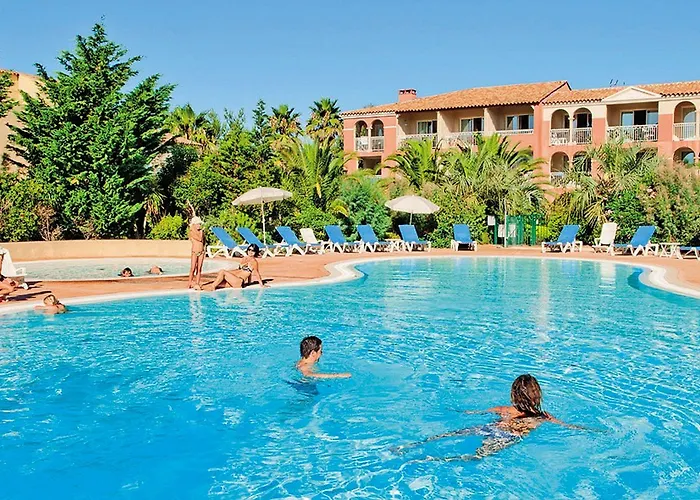 Pierre & Le Hameau De La Pinede מלון דירות