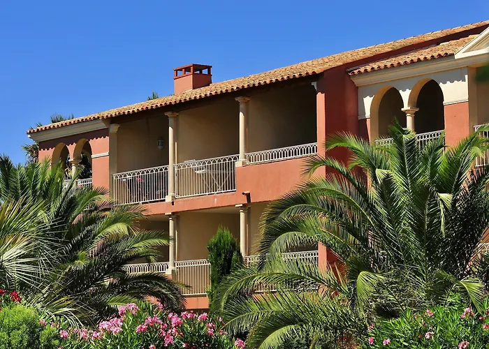 Pierre & Le Hameau De La Pinede מלון דירות 3*