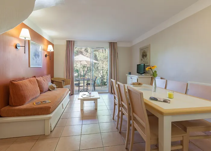 Pierre & Le Hameau De La Pinede 3*