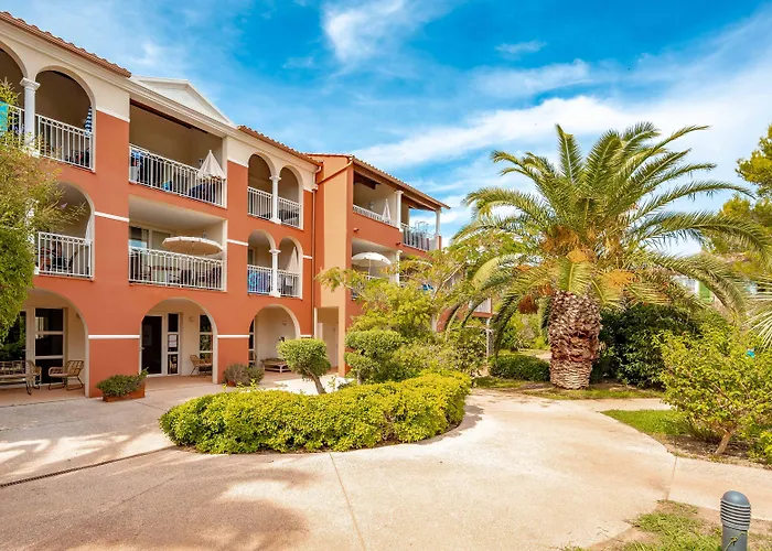 Pierre & Le Hameau De La Pinede 3* Hyères