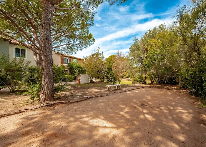 Pierre & Le Hameau De La Pinede מלון דירות 3*