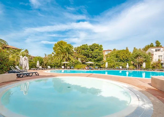 Pierre & Le Hameau De La Pinede Apart Otel Hyères