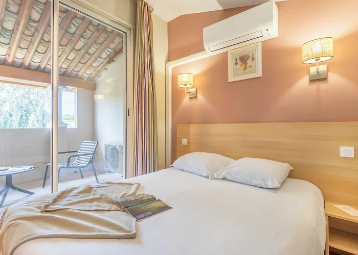 Apart Otel Pierre & Le Hameau De La Pinede 3*