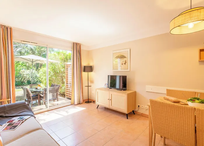 Pierre & Le Hameau De La Pinede