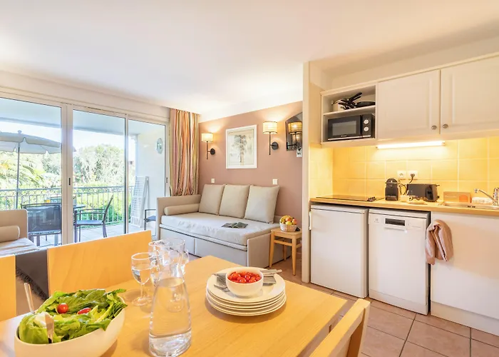 Pierre & Le Hameau De La Pinede