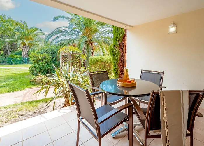 Pierre & Le Hameau De La Pinede מלון דירות