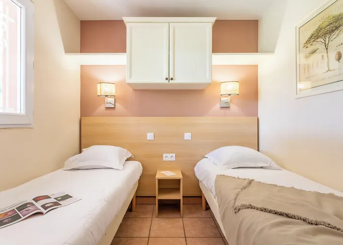 Pierre & Le Hameau De La Pinede Apart Otel Hyères