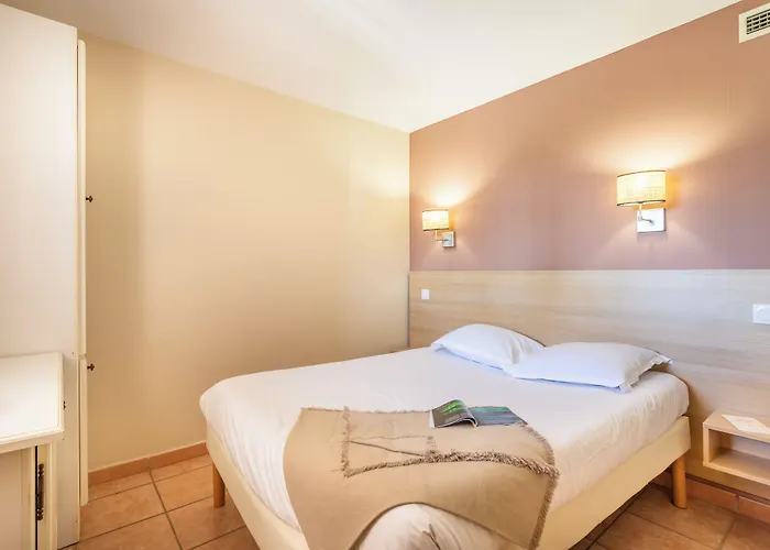 Pierre & Le Hameau De La Pinede Apart Otel