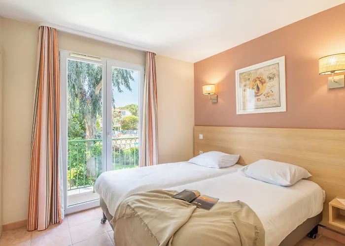 Pierre & Le Hameau De La Pinede Apart Otel