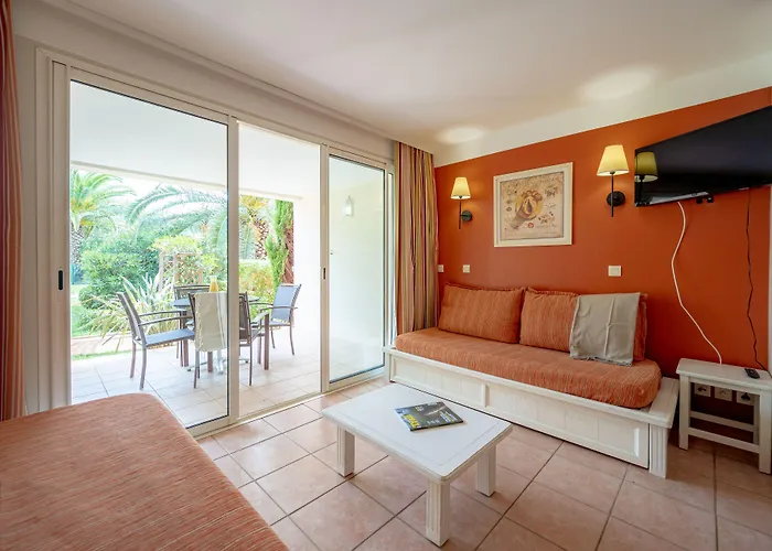 Pierre & Le Hameau De La Pinede Apart Otel