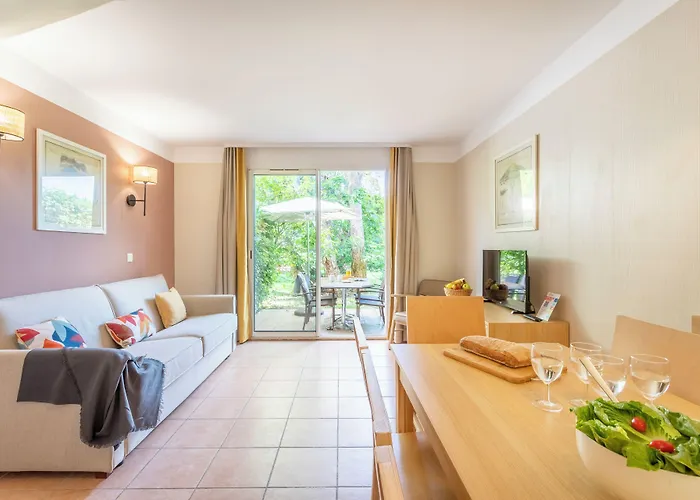 Pierre & Le Hameau De La Pinede Hyères