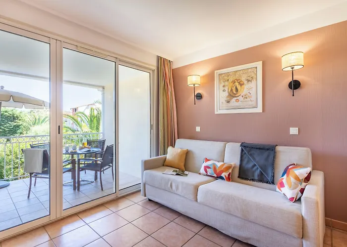 Pierre & Le Hameau De La Pinede Apart Otel